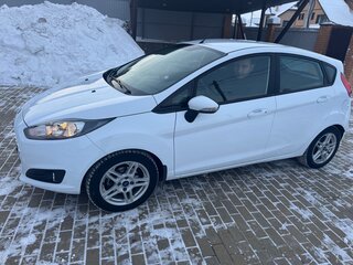 2016 Ford Fiesta Mk6 Рестайлинг, белый, 1050000 рублей, вид 4