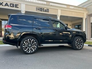 2022 Toyota Land Cruiser 300 Series, чёрный, 12900000 рублей, вид 3