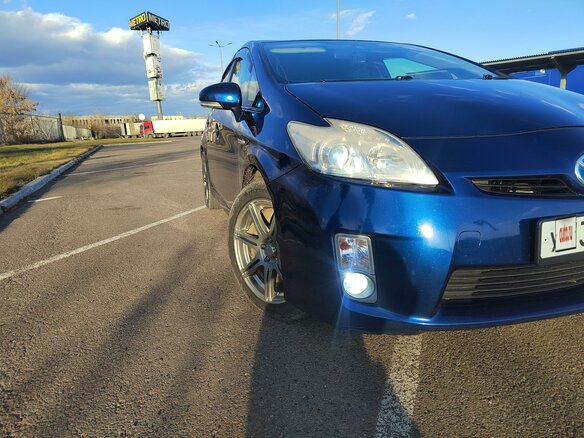 2010 Toyota Prius III (XW30), синий, 1200000 рублей