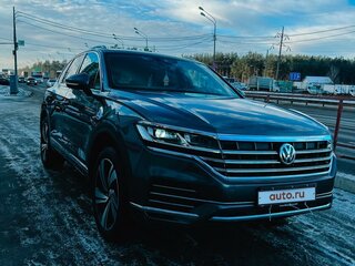 2019 Volkswagen Touareg III, серый, 5600000 рублей, вид 4