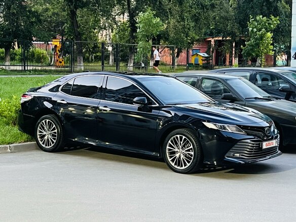 2019 Toyota Camry VIII (XV70), чёрный, 3250000 рублей