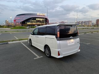 2017 Toyota Voxy III (R80) Рестайлинг, белый, 2600000 рублей, вид 3