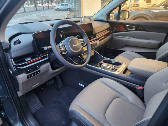 2025 Kia Carnival IV Рестайлинг, чёрный, 6792384 рублей - вид 2