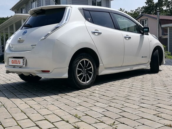 2016 Nissan Leaf 30kWh I (ZE0/AZE0), белый, 850000 рублей - вид 8