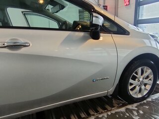 2019 Nissan Note e-Power II Рестайлинг, серебристый, 1590000 рублей, вид 2