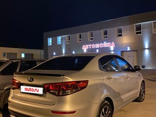 2016 Kia Rio III Рестайлинг, серебристый, 990000 рублей, вид 3