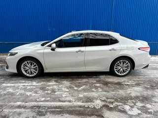 2023 Toyota Camry VIII (XV70) Рестайлинг, белый, 4000000 рублей, вид 4