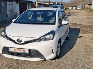 2016 Toyota Vitz III (XP130) Рестайлинг, белый, 925000 рублей, вид 3