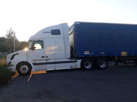 2003 Volvo VNL, белый, 2600000 рублей, вид 2