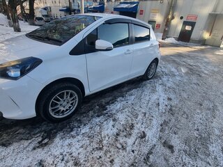 2015 Toyota Vitz III (XP130) Рестайлинг, белый, 1090000 рублей, вид 5