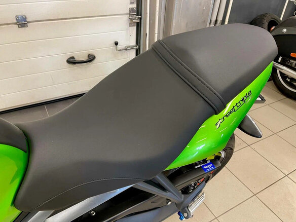 2013 Triumph Speed Triple, зелёный, 700000 рублей - вид 12