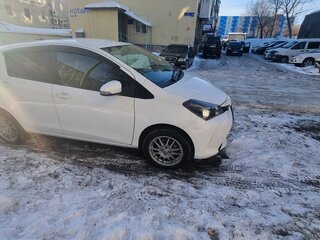 2015 Toyota Vitz III (XP130) Рестайлинг, белый, 1090000 рублей, вид 3