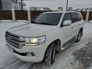 2018 Toyota Land Cruiser 200 Series Рестайлинг 2, белый, 7700000 рублей, вид 4