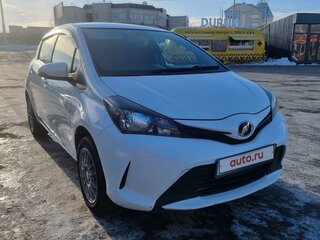 2015 Toyota Vitz III (XP130) Рестайлинг, белый, 1090000 рублей, вид 2