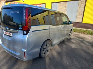 2017 Toyota Noah III (R80), серый, 2300000 рублей, вид 3