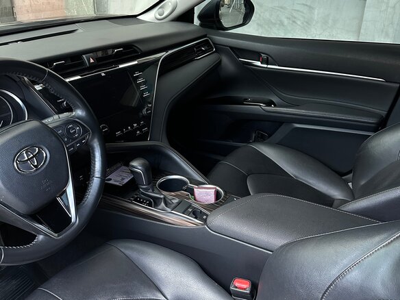 2020 Toyota Camry VIII (XV70), чёрный, 2800000 рублей - вид 11