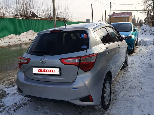 2017 Toyota Vitz III (XP130) Рестайлинг 2, серый, 900000 рублей - вид 5