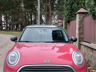 2019 Mini Hatch Cooper III (F55/F56) Рестайлинг, красный, 1899637 рублей, вид 1