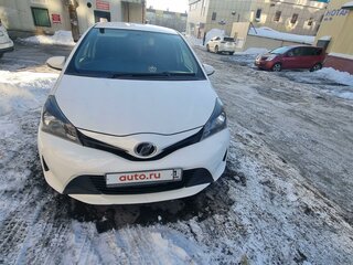 2015 Toyota Vitz III (XP130) Рестайлинг, белый, 1090000 рублей, вид 1