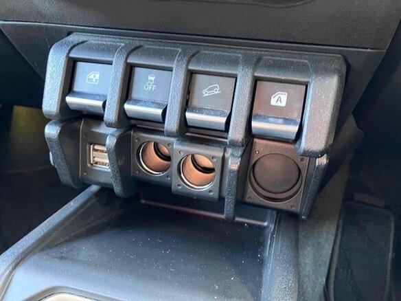 2023 Suzuki Jimny Sierra IV, чёрный, 1799777 рублей - вид 27