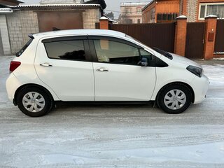 2016 Toyota Vitz III (XP130) Рестайлинг, белый, 1150000 рублей, вид 4