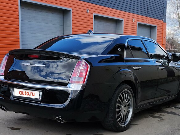 2012 Chrysler 300C II, чёрный, 2490000 рублей - вид 2