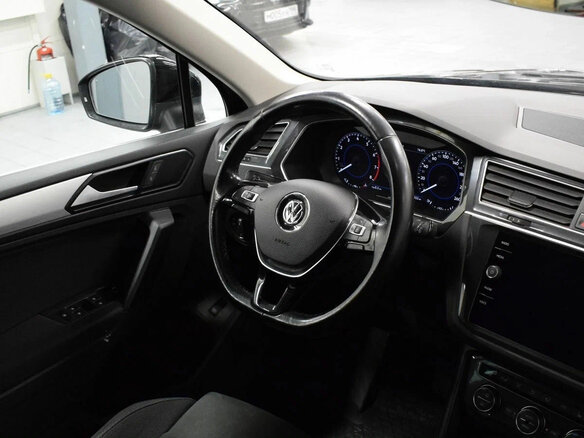 2017 Volkswagen Tiguan II, чёрный, 2040000 рублей - вид 8