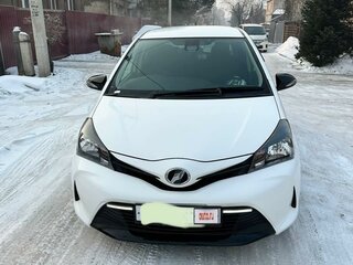 2016 Toyota Vitz III (XP130) Рестайлинг, белый, 1150000 рублей, вид 2