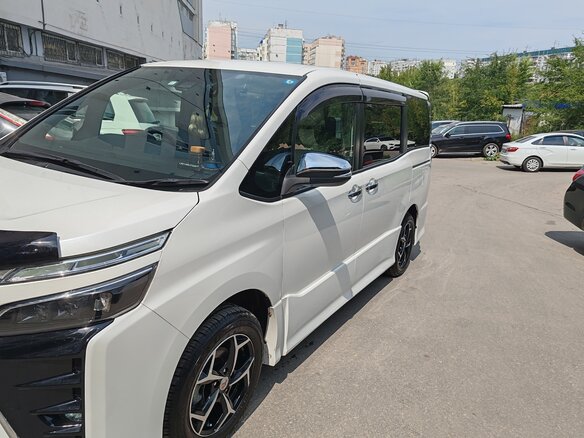 2018 Toyota Voxy III (R80) Рестайлинг, белый, 2555000 рублей - вид 9