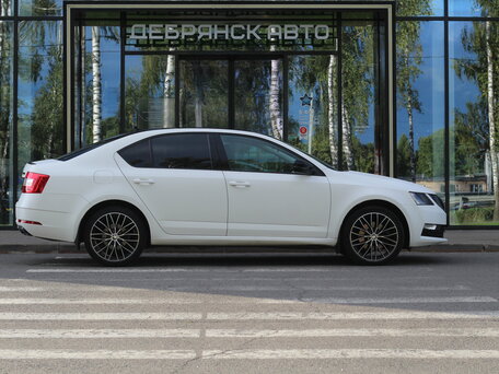 2018 Skoda Octavia III (A7) Рестайлинг, белый, 2490000 рублей, вид 4