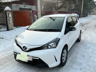2016 Toyota Vitz III (XP130) Рестайлинг, белый, 1150000 рублей, вид 1