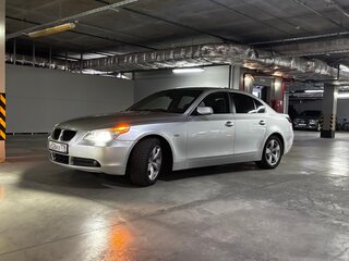 2003 BMW 5 серии 525i V (E60/E61), серебристый, 900000 рублей, вид 1