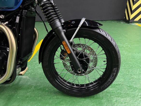 2023 Triumph Bonneville T100, синий, 1075000 рублей - вид 25