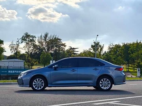 2022 Toyota Corolla XII (E210), серебристый, 1849999 рублей, вид 4