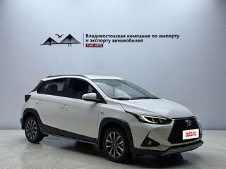 2022 Toyota Yaris L X XP150 Рестайлинг, белый, 1104000 рублей, вид 2