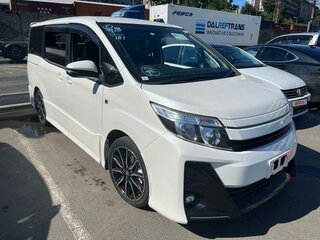 2019 Toyota Noah III (R80) Рестайлинг, белый, 2850000 рублей, вид 4