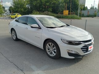 2020 Chevrolet Malibu IX Рестайлинг, белый, 2000000 рублей, вид 3