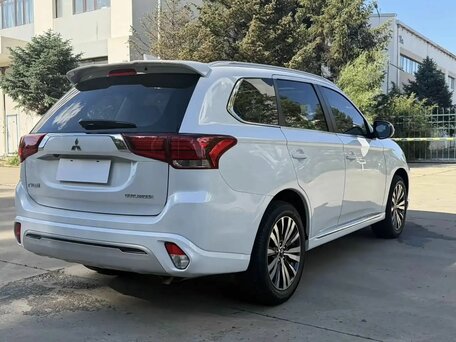 2022 Mitsubishi Outlander III Рестайлинг 3, белый, 2150000 рублей, вид 4