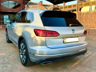 2019 Volkswagen Touareg III, серебристый, 4975422 рублей, вид 4