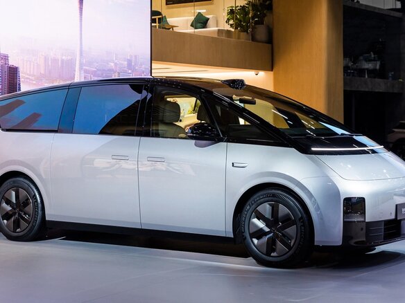 2024 Li Auto (Lixiang) Mega I, серебристый - вид 3