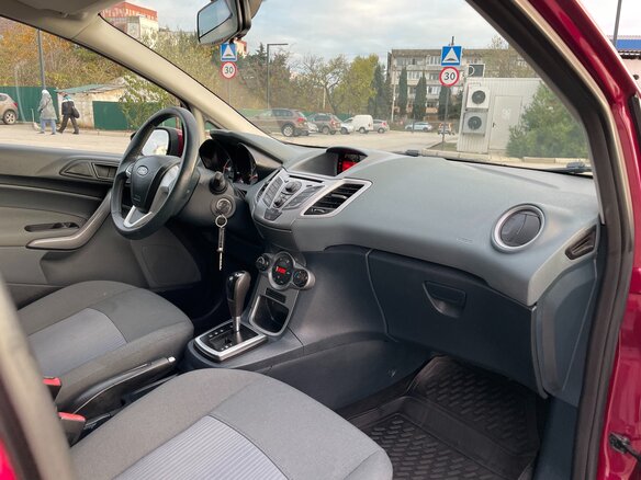 2011 Ford Fiesta Mk6, красный, 947000 рублей - вид 32