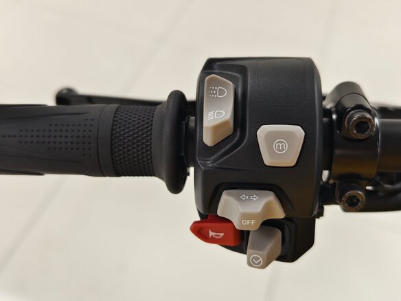 2025 Triumph Street Triple, жёлтый - вид 15