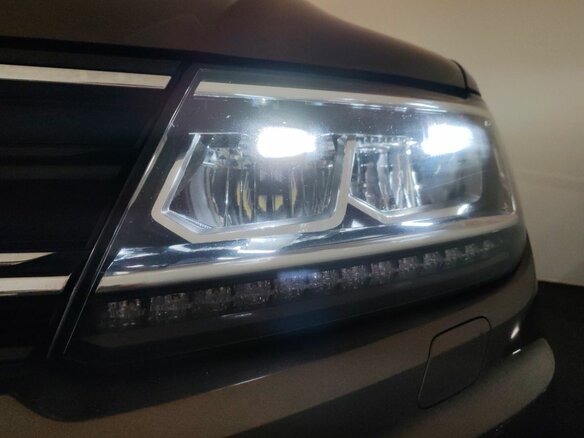2018 Volkswagen Tiguan II, коричневый, 1690000 рублей - вид 22