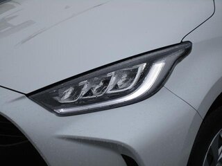 2023 Toyota Yaris IV, белый, 1250000 рублей, вид 3