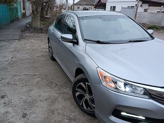 2017 Honda Accord IX Рестайлинг, серебристый, 1850000 рублей, вид 1
