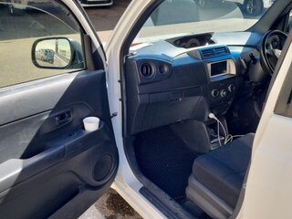 2011 Toyota bB II Рестайлинг, белый, 810000 рублей, вид 2