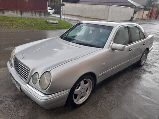 1996 Mercedes-Benz E-Класс 420 II (W210, S210), серебристый, 600000 рублей, вид 1