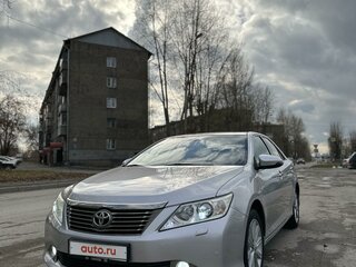 2011 Toyota Camry VII (XV50), серебристый, 1950000 рублей, вид 1