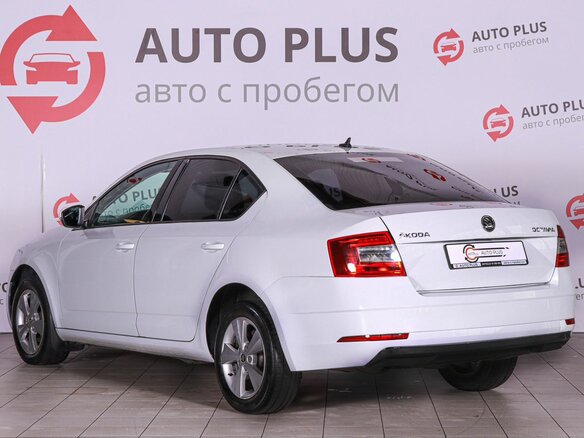 2019 Skoda Octavia III (A7) Рестайлинг, белый, 1430000 рублей - вид 1