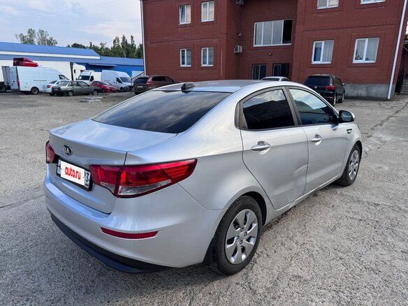 2016 Kia Rio III Рестайлинг, серебристый - вид 4